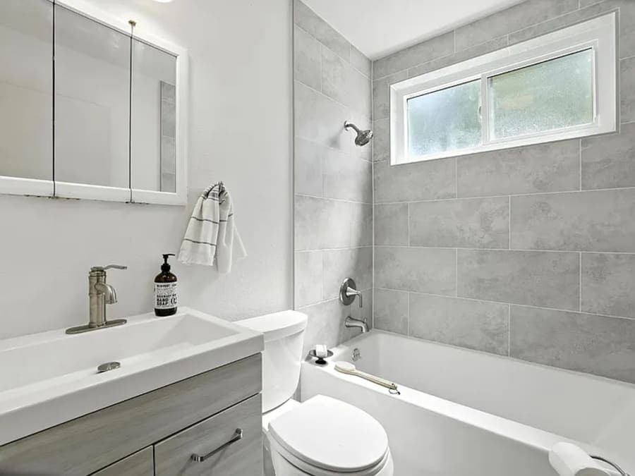 Upstairs_Bath_kfbf7h